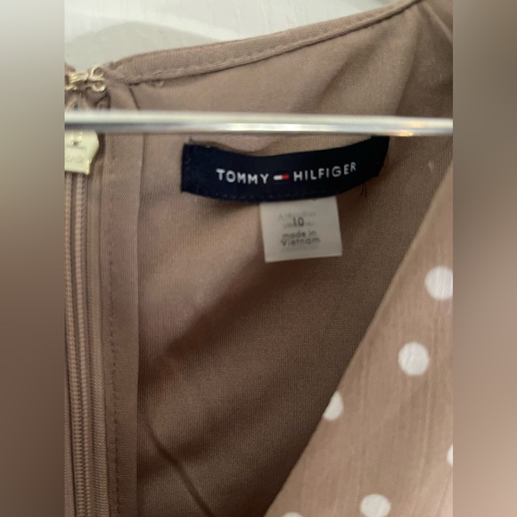 NWT Tommy Hilfiger Womens Size 10 Taupe/Polka Dots Dress w/Monogram Zipper Pull - Picture 2 of 3